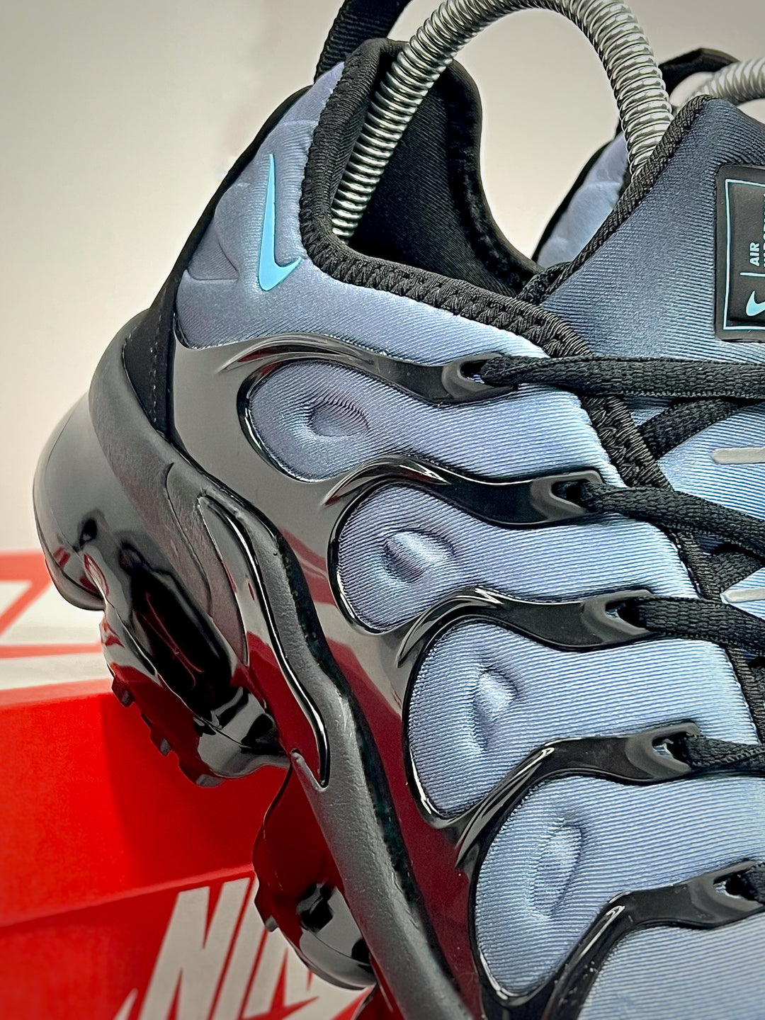 Nike Air VaporMax Plus - Black / Aluminum