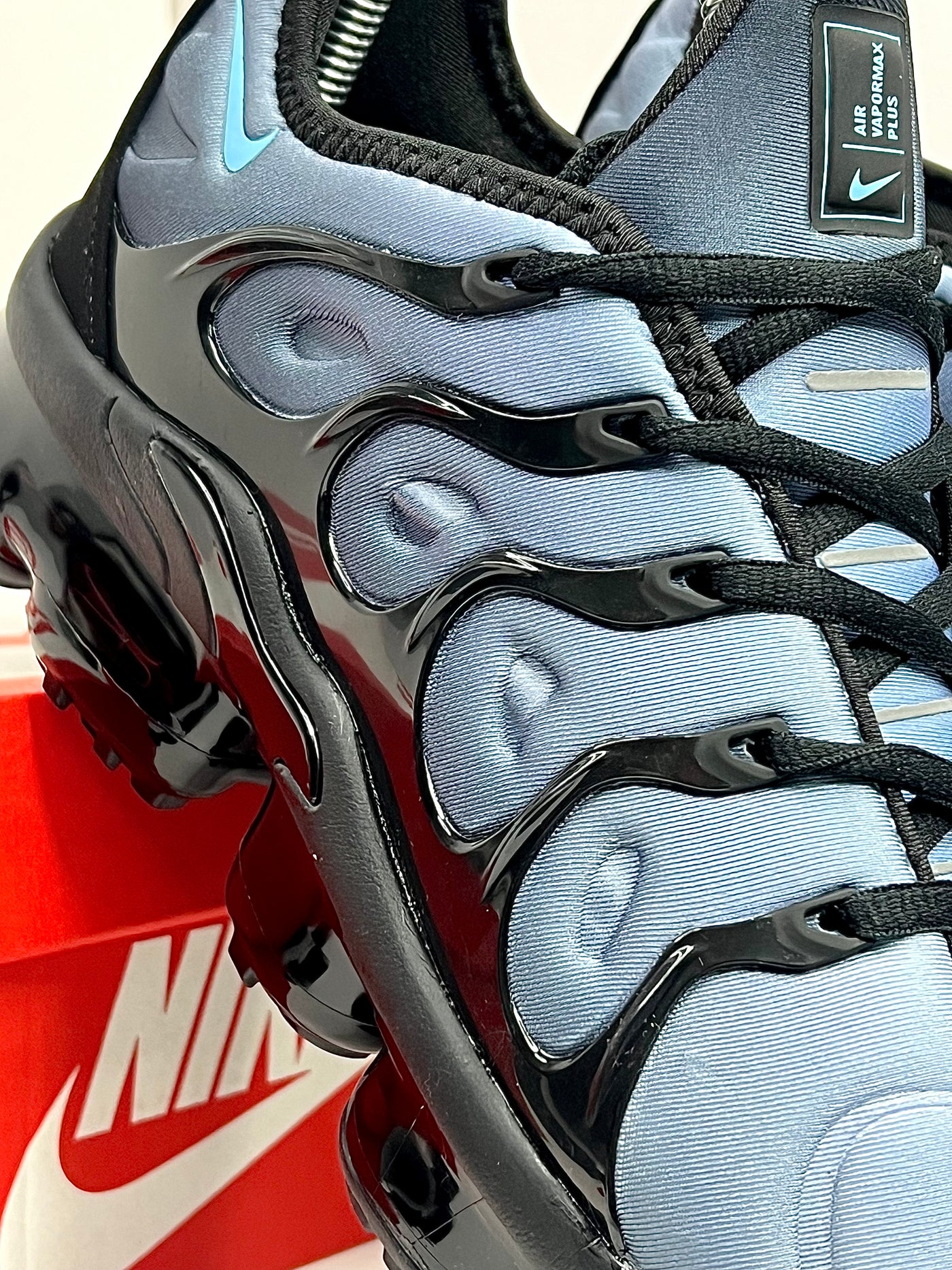 Nike Air VaporMax Plus - Black / Aluminum