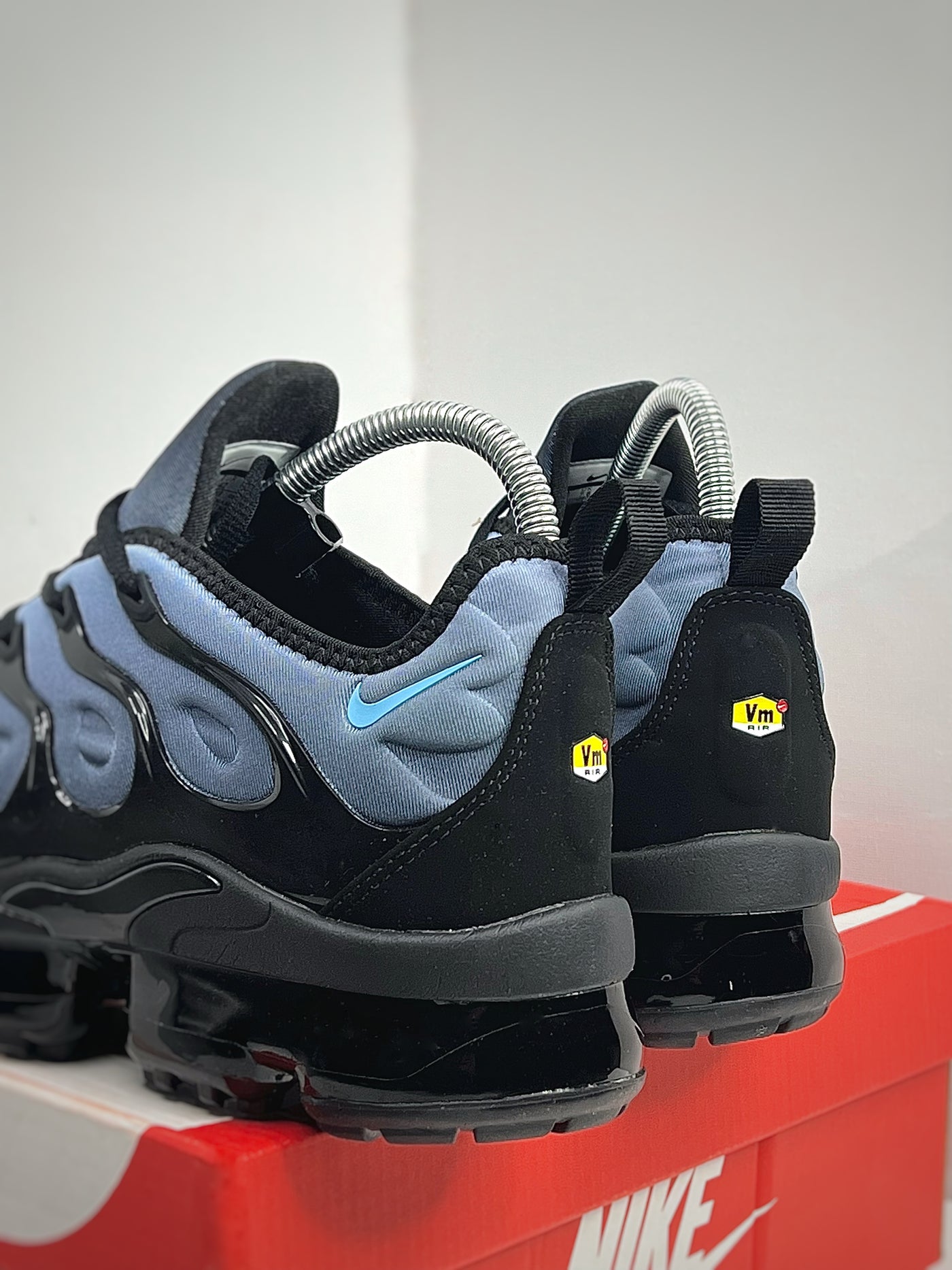 Nike Air VaporMax Plus - Black / Aluminum