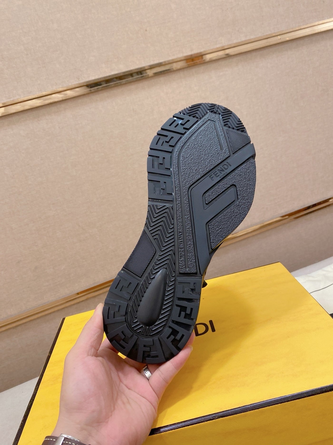 Fendi Flow Jet Schwarz