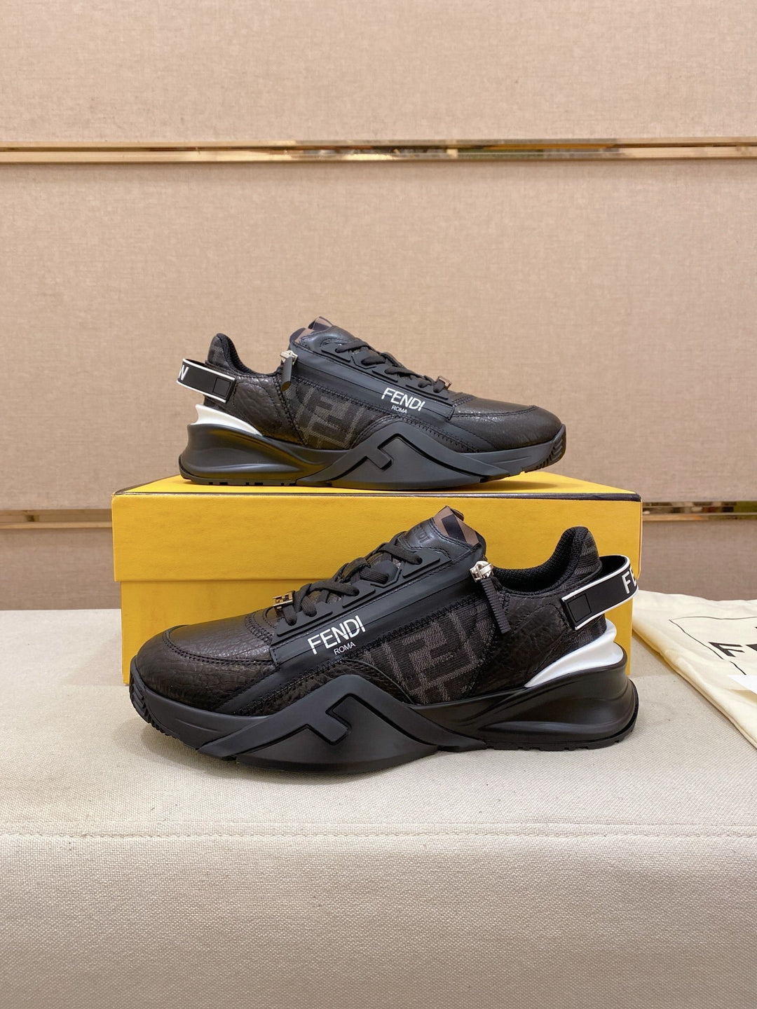 Fendi Flow Jet Schwarz