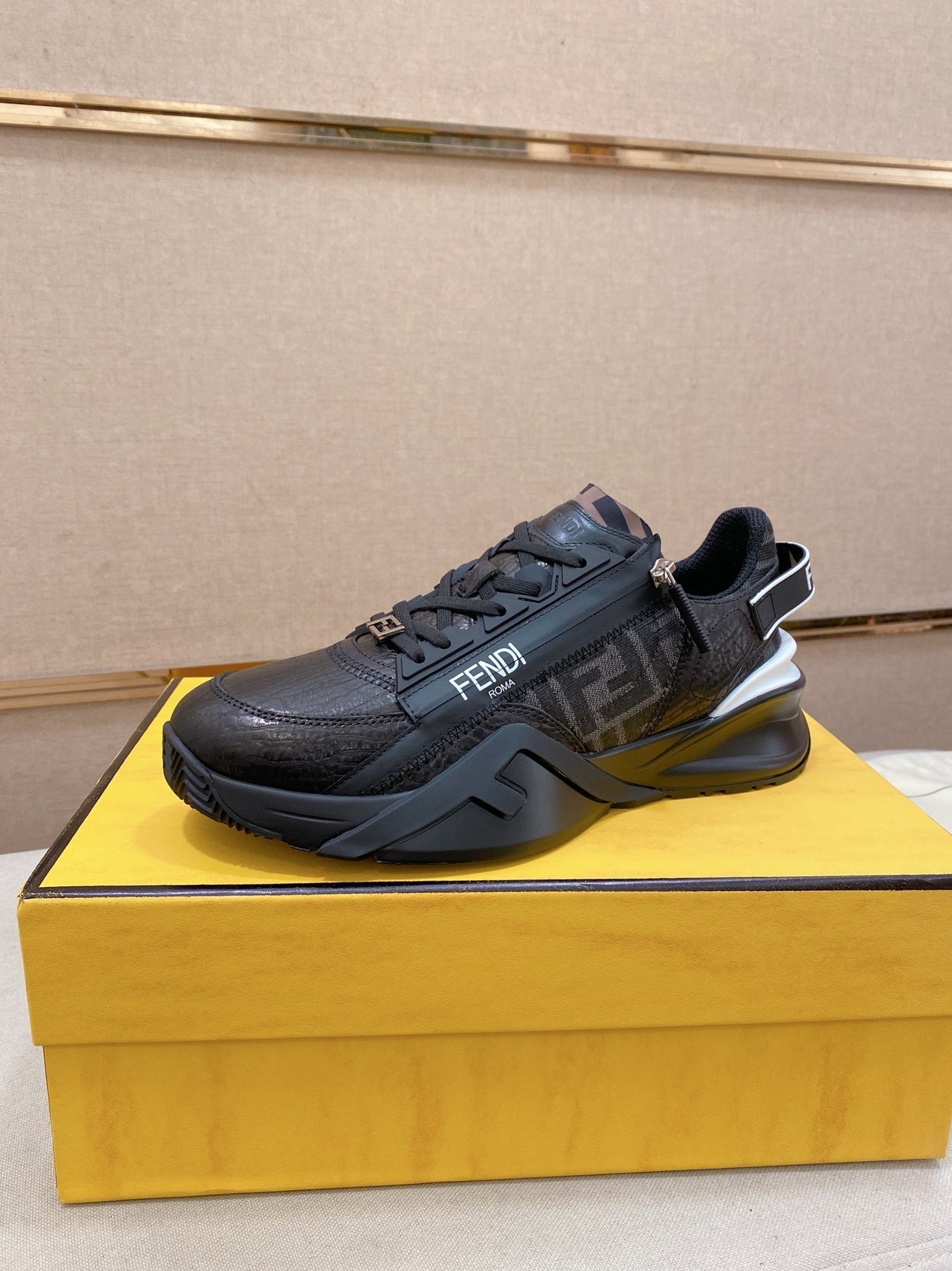 Fendi Flow Jet Schwarz